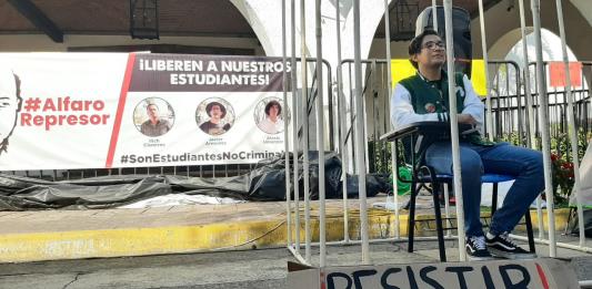 Estudiantes arman una celda frente a Casa Jalisco por los alumnos encarcelados