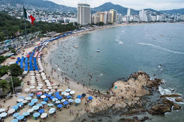 Repunta el turismo y los mexicanos abarrotan las playas