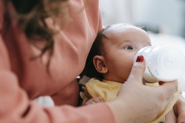La leche materna, el súper alimento que puede salvarle la vida a un bebé prematuro