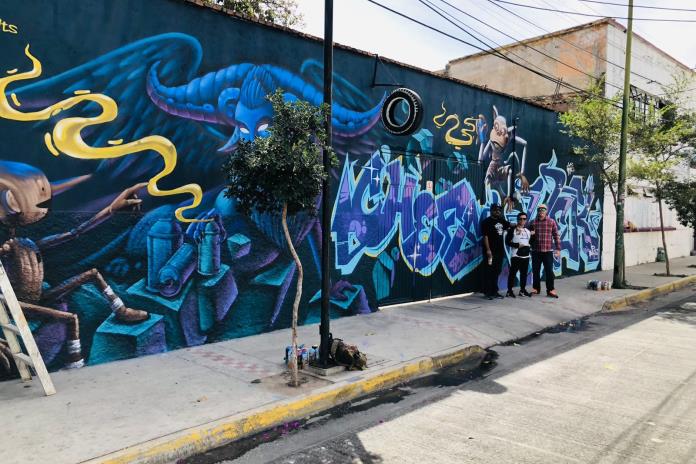 Realizan mural de Pinocho de Guillermo del Toro en calles de Guadalajara