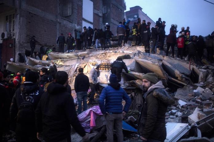 Aumentan a 111 los muertos en Siria por un terremoto de 7,8 grados en Turquía