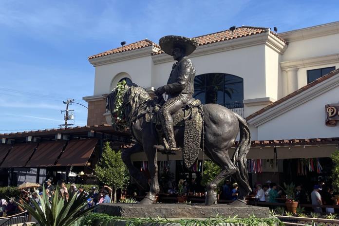 Los Ángeles erige una estatua de 3,7 metros en honor a Vicente Fernández