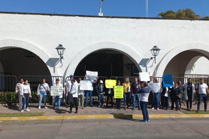 Trabajadores de SSJ piden ser recontratados; se manifestaron en Casa Jalisco