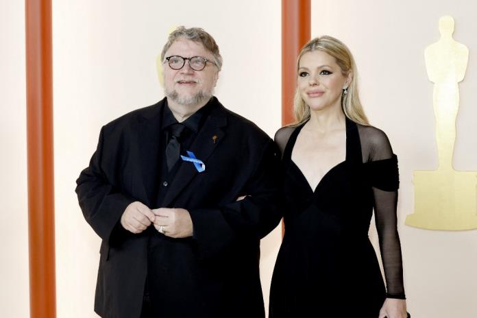 Guillermo del Toro muestra su apoyo a los refugiados entre Rusia y Ucrania al usar moño azul en los Oscar