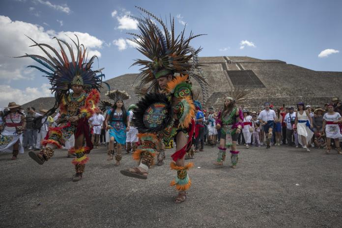 Dos muertos provoca incendio y desplome de globo aerostático en Teotihuacán