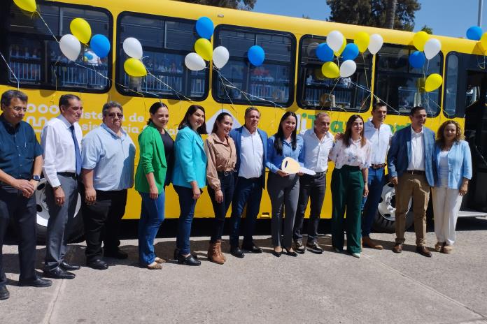 Entregan unidades de transporte para estudiantes del CBTIS 49 y Tecnológico de Ocotlán