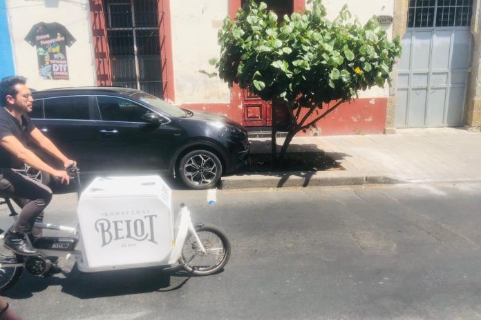 Locales en Guadalajara cambian el auto por la bicicleta para distribuir su mercancía