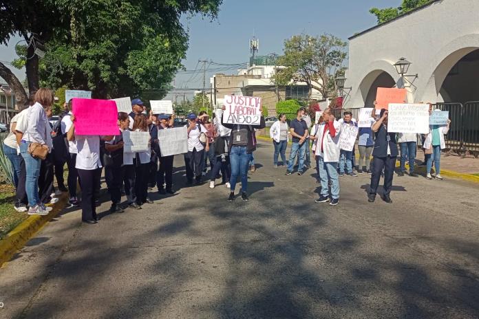 Ahora son los médicos quienes protestan en Casa Jalisco para exigir recursos y que les paguen