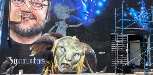 Realizan mural con el rostro de Guillermo del Toro en el centro de Guadalajara