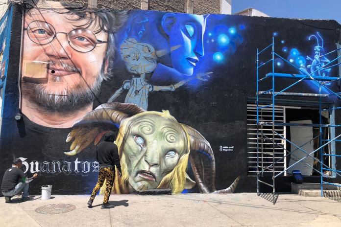 Realizan mural con el rostro de Guillermo del Toro en el centro de Guadalajara