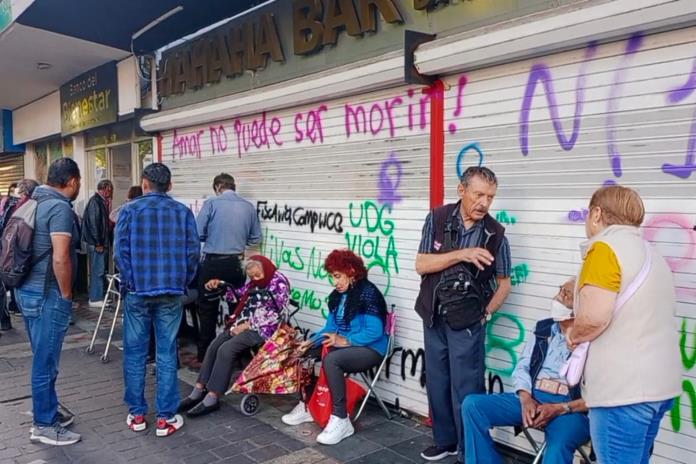 Burocracia, Sol y horas de espera: las trabas para cobrar la Pensión del Bienestar en Guadalajara