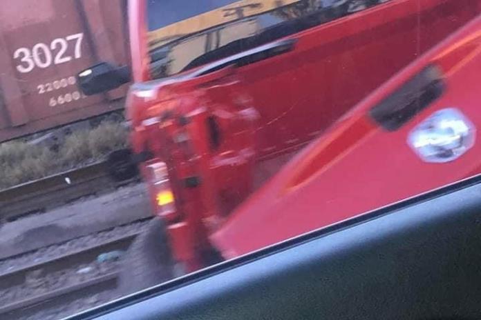 Camioneta impactada  con tren en Ocotlán; no hay heridos de gravedad