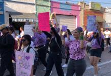 Cientos de mujeres participan en marcha del 8 M en Autlán.