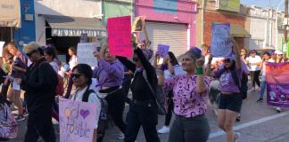 Cientos de mujeres participan en marcha del 8 M en Autlán.