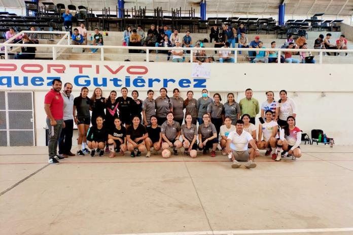 En conmemoración del día de la mujer, realizan torneo de futbol sala femenil en CUCSUR