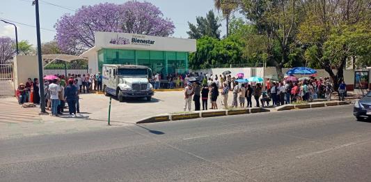 Hasta tres horas, adultos mayores esperan bajo el Sol en espera de su Pensión del Bienestar