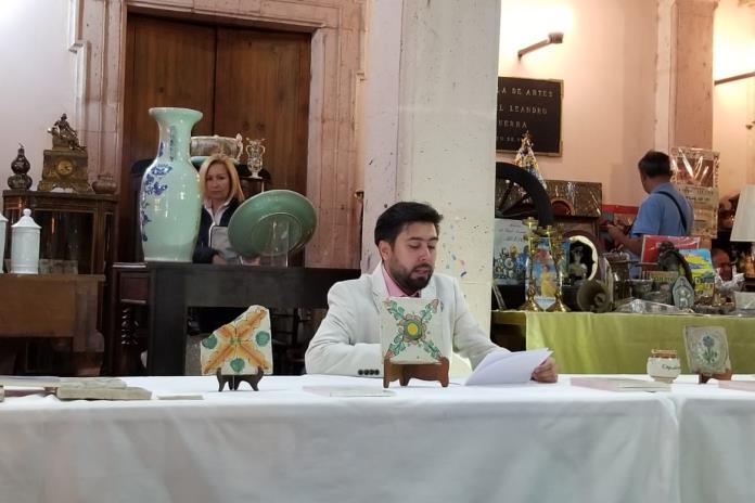Exponen conferencia sobre la Loza de Sayula en la XIV Feria de las Antigüedades
