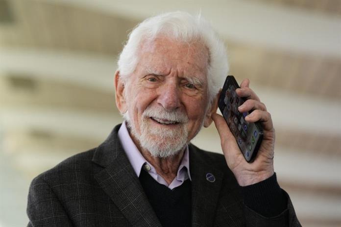 El móvil o celular cumple medio siglo y lo usa más del 68 % de la población El móvil o celular cumple medio siglo y lo usa más del 68 % de la población