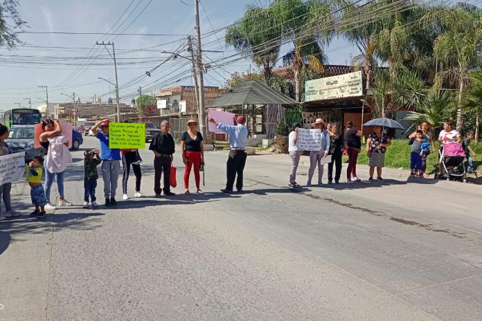 Vecinos de Juan de la Barrera bloquean calles para pedir conclusión de obra