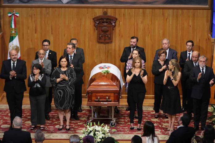 Dan el último adiós a Raúl Padilla López en el Paraninfo