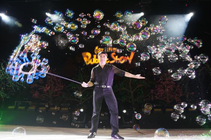 El Teatro Diana se llenará literalmente de burbujas con el espectáculo “Gazillion Bubble Show”
