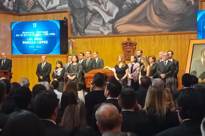 Gremios de la UdeG honran memoria de Raúl Padilla y prometen mantener su legado