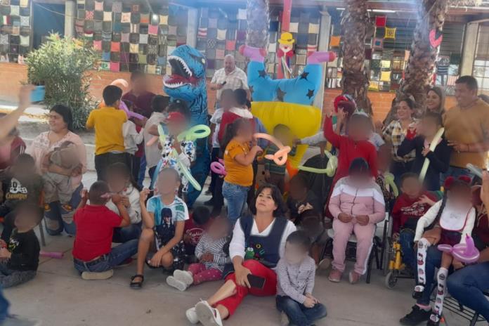 Celebran el día del niño y de la niña con botargas y payasos en la Escuela de Educación Especial