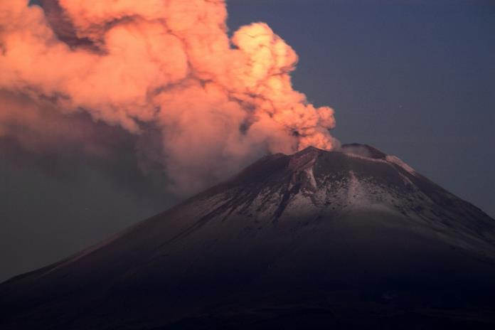El Popocatépetl es un hombre y está enojado, dicen vecinos de volcán mexicano