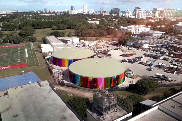 El arte de los españoles Boa Mistura cubre dos grandes tanques de agua en Miami