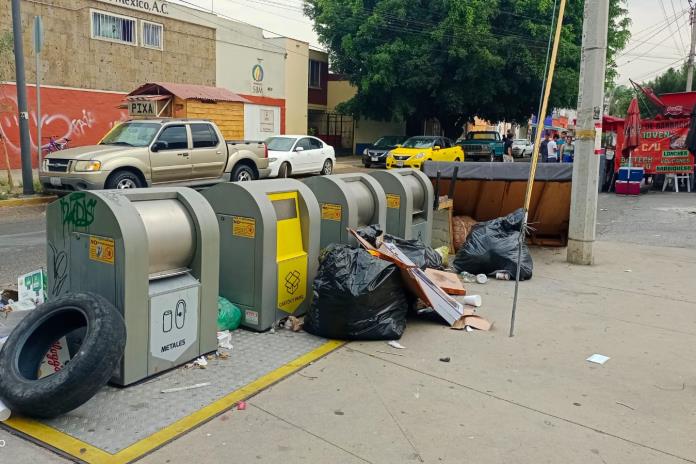 ¿Puntos limpios? Los ciudadanos inundan de basura las zonas de recolección diferenciada en Guadalajara