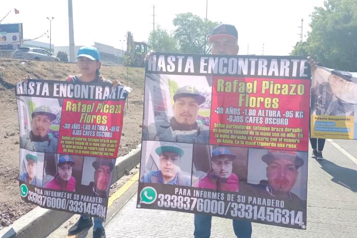 Por segundo día, bloquean Av. Lázaro Cárdenas para exigir celeridad al IJCF en entrega de cuerpos