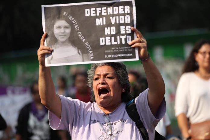 Marchan en Ciudad de México por condena contra mujer que mató a su violador