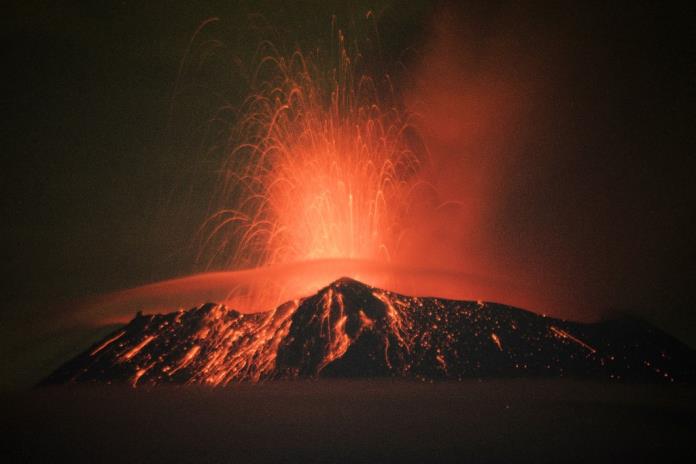Elevan nivel de alerta en México por actividad de volcán Popocatépetl