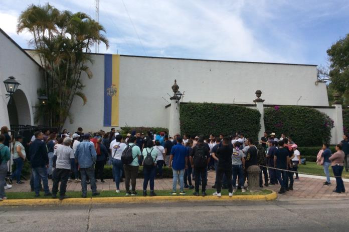 Por falta de pago desde hace 15 días, trabajadores de Chapala se manifiestan afuera de Casa Jalisco