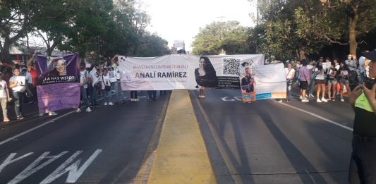 Cuarta manifestación en la avenida Vallarta para pedir la localización de Sandra Analí Ramírez