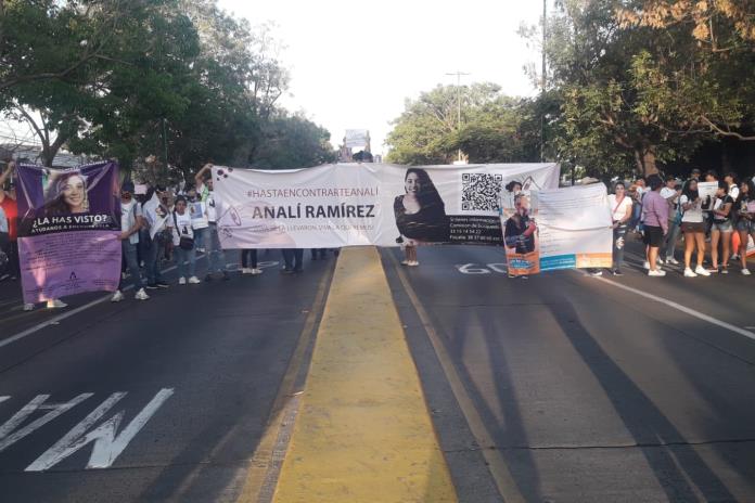 Cuarta manifestación en la avenida Vallarta para pedir la localización de Sandra Analí Ramírez