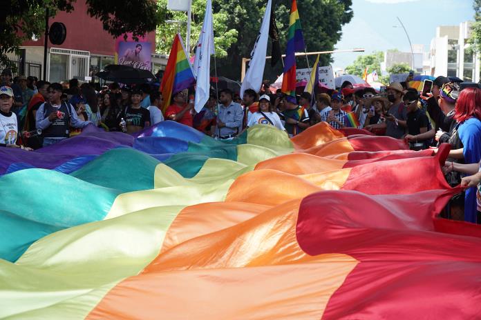 Mexicanos de Oaxaca se suman a las marchas en el país por el orgullo LGBTQ+ Mexicanos de Oaxaca se suman a las marchas en el país por el orgullo LGBTQ+
