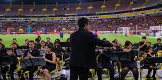 La Banda Sinfónica ECOS Santa Paula se presentó en el partido entre Atlas y Sporting de Gijón